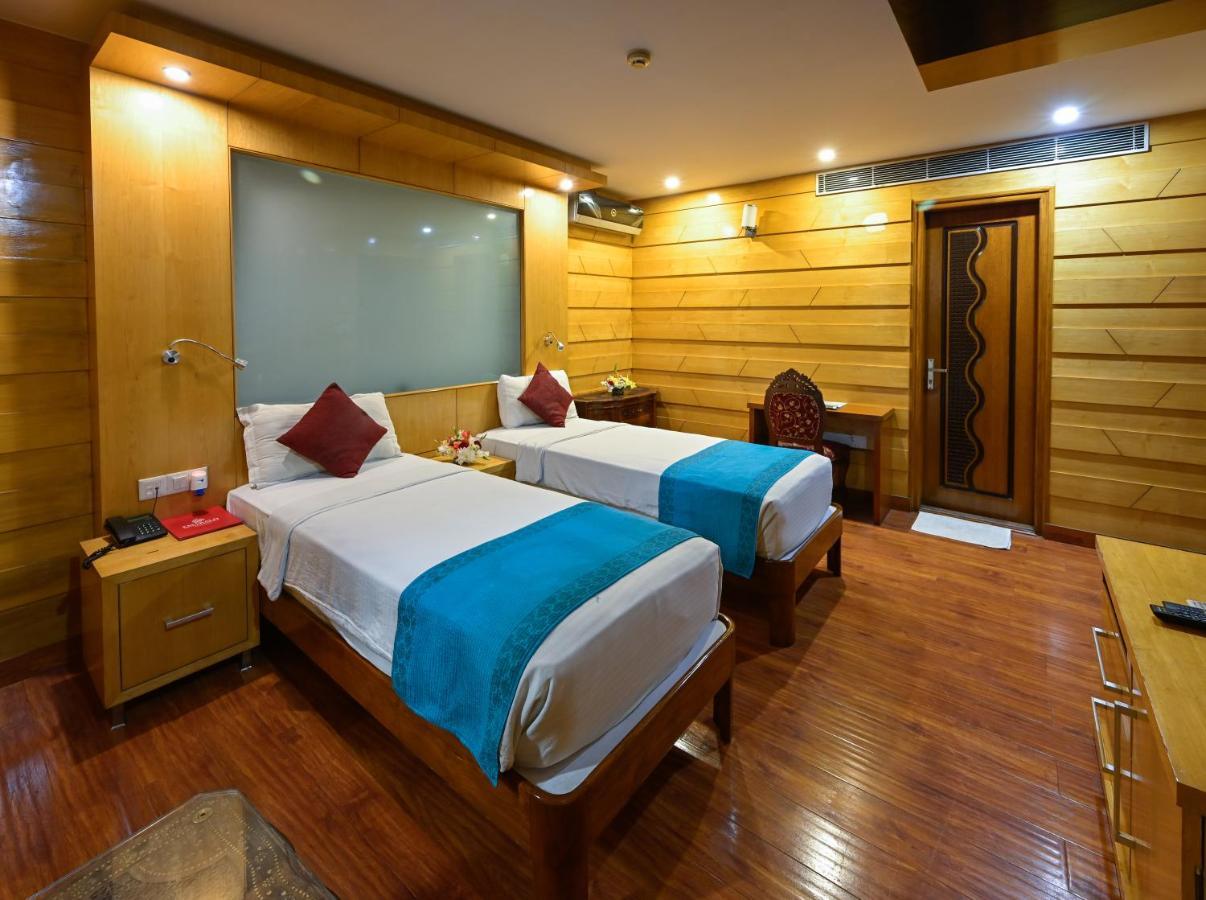 Emarald, Hotel Nova Deli