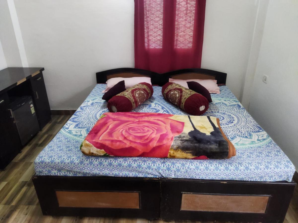 Santana Hostel *