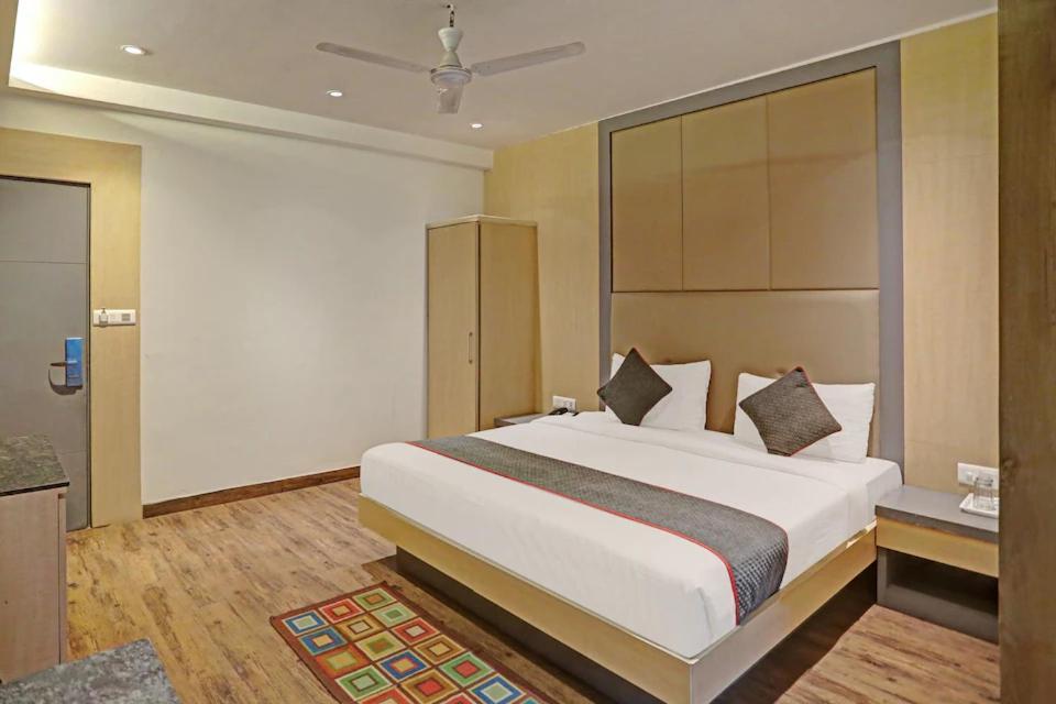 Superb 5 Mins Walk From Station New Delhi