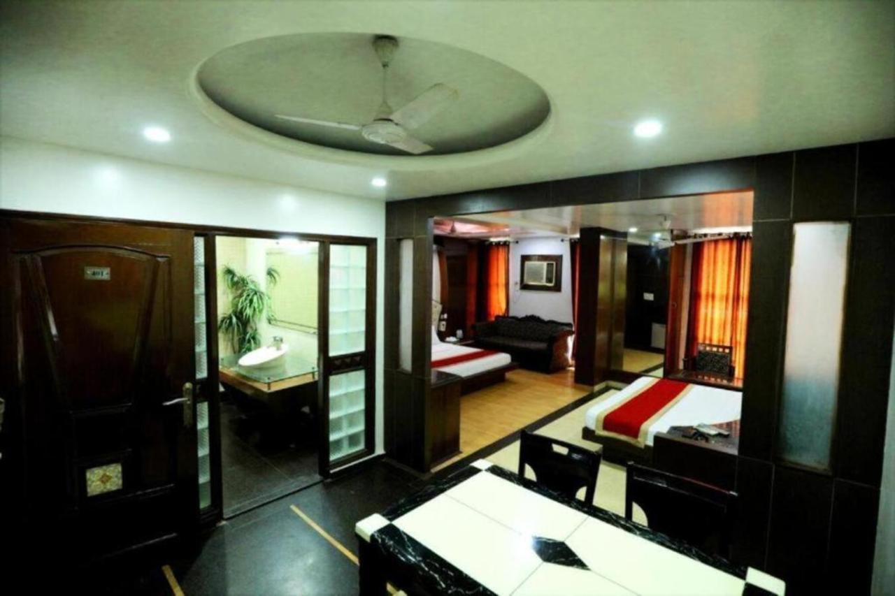 Staybook Geeson- Railway Station 3*