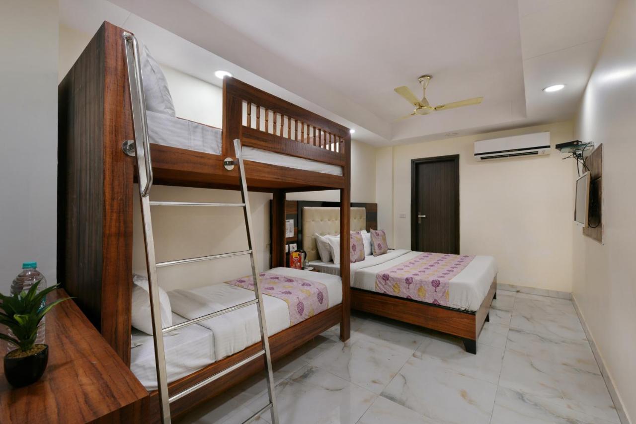 Hotel Emporio Near Railway Station 3*