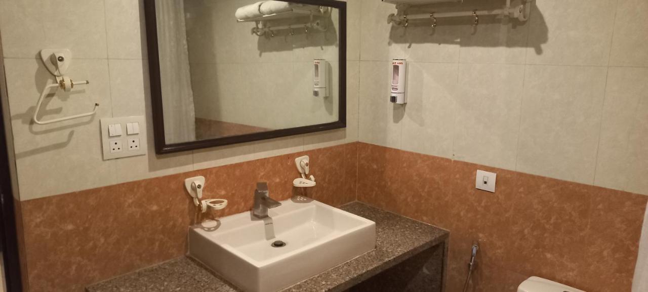 Hotel Zenith Mahipalpur - Free Parking New Delhi
