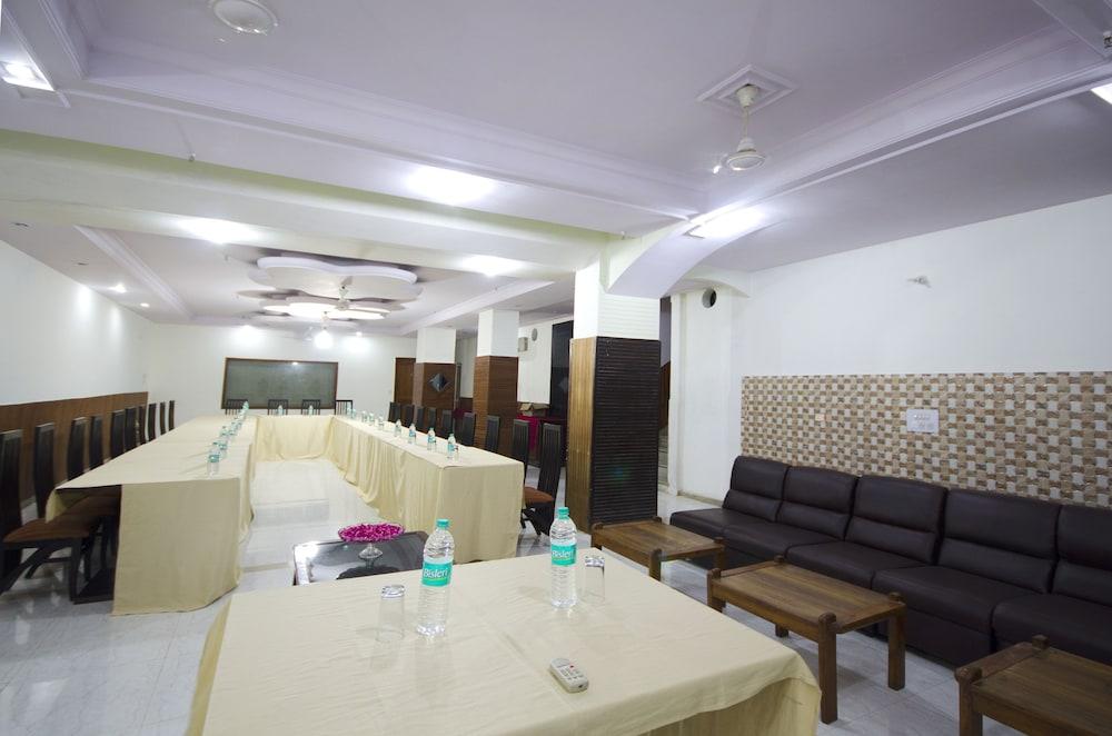 Pablas International, New Delhi, Near Metro Hotel 3*