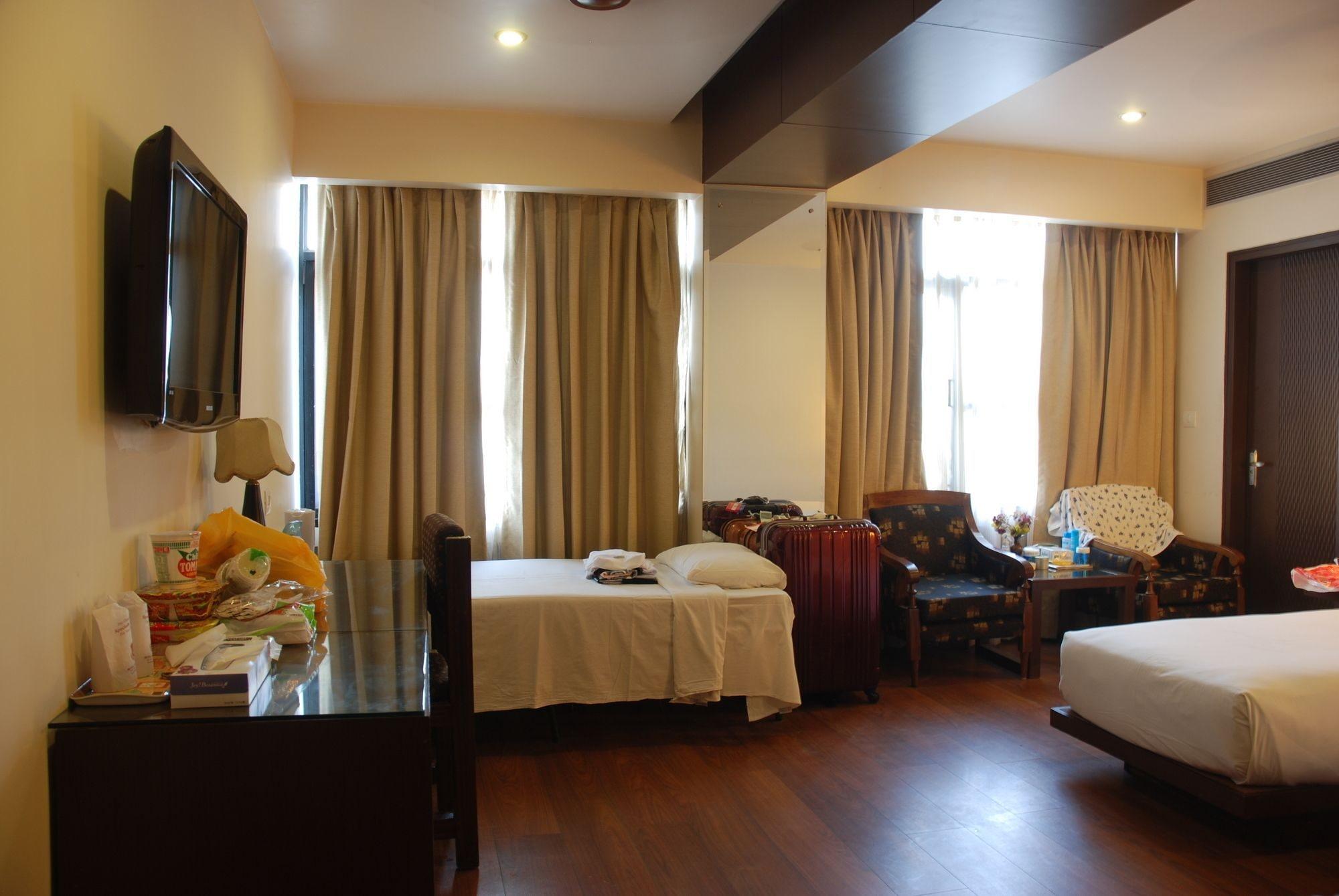Hotel O Metro Height's Near Nangloi Railway Metro Station