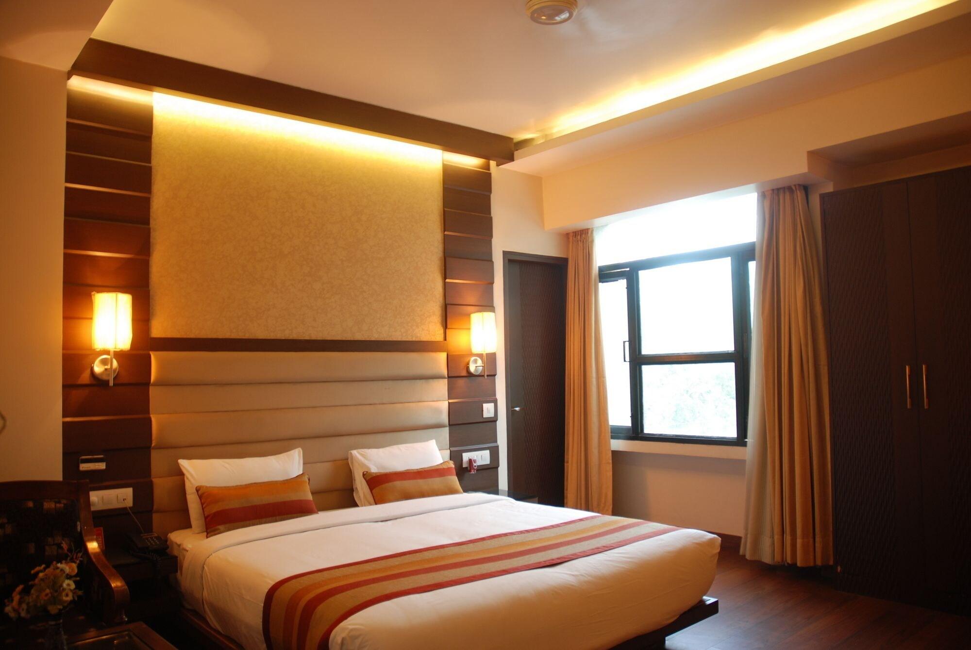 O Metro Height's Near Nangloi Railway Metro Station Hotel