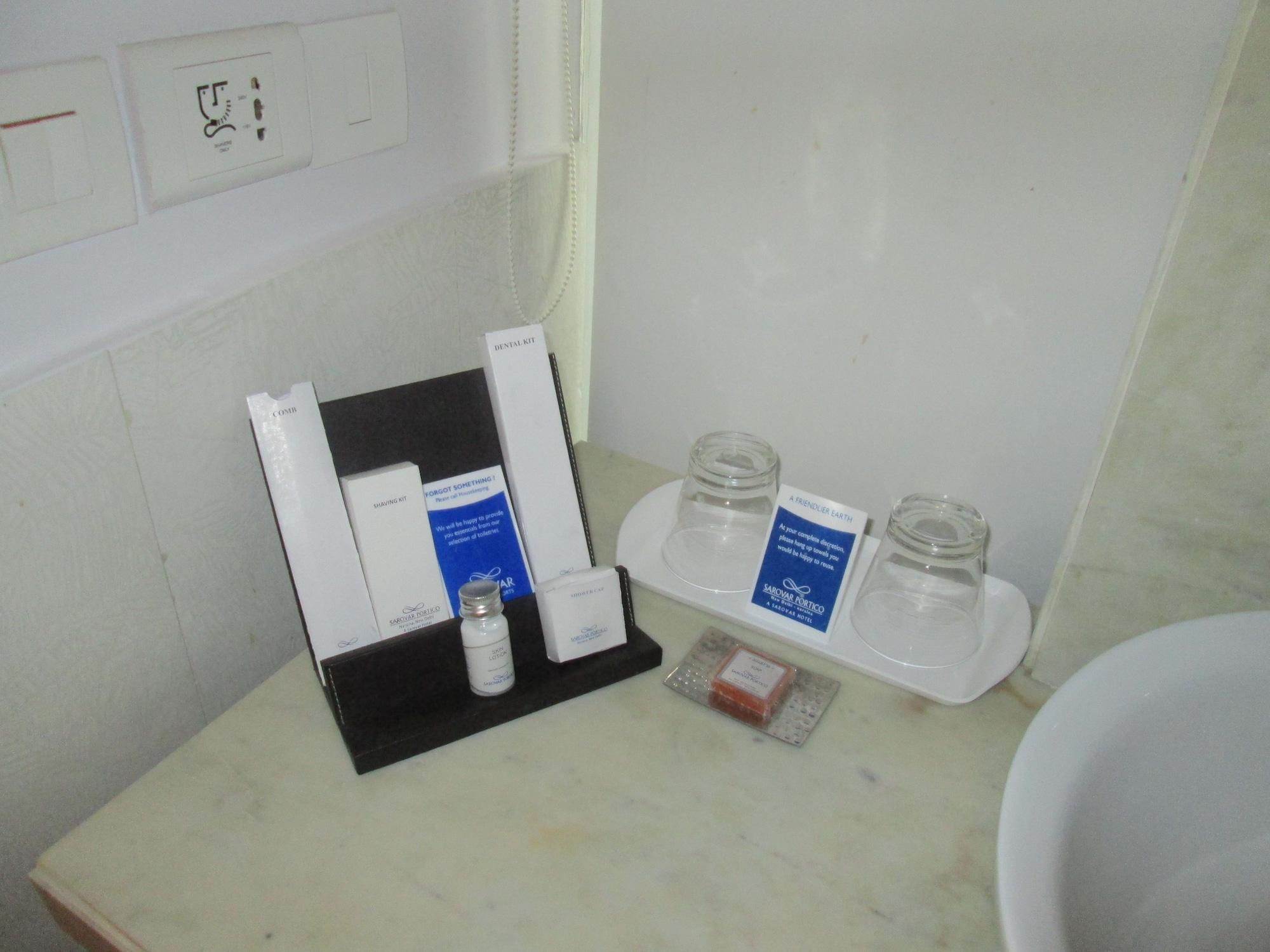 Sarovar Portico Naraina, Hotel 3*