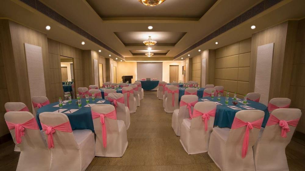 Hotel Sarovar Portico Naraina, 3*