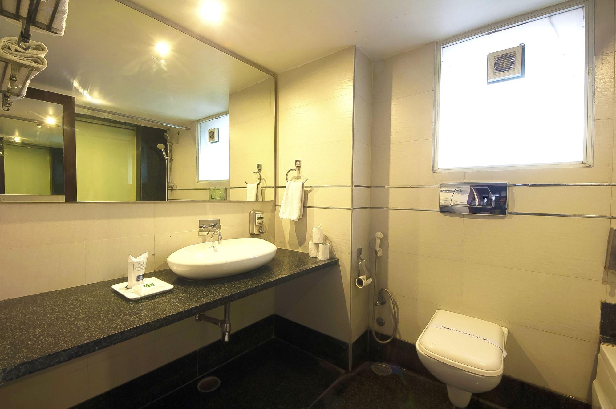 Le Roi Near Railway Station 3*