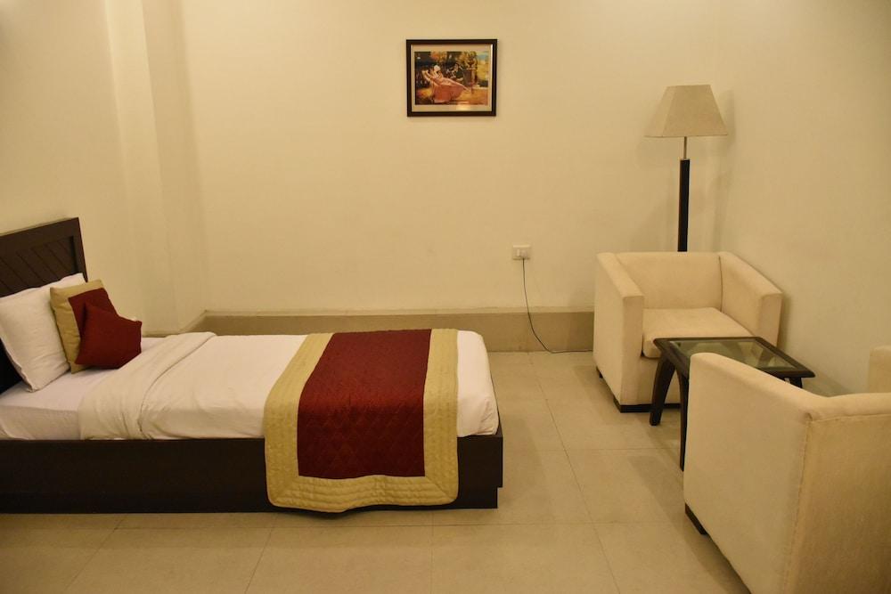 The Impress Near Delhi Airport 4* New Delhi