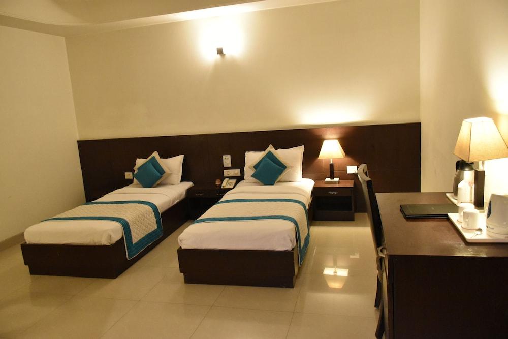 The Impress Near Delhi Airport Hotel 4*