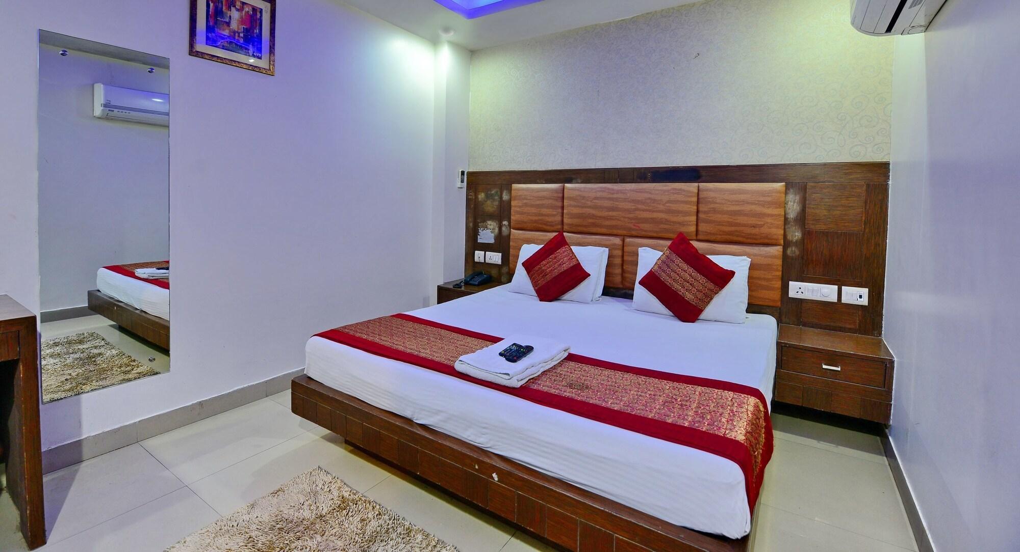 Hotel Emporio Near Railway Station 3*