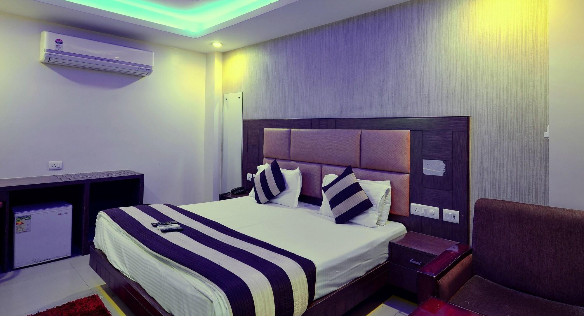 Emporio Near Railway Station Hotel 3*