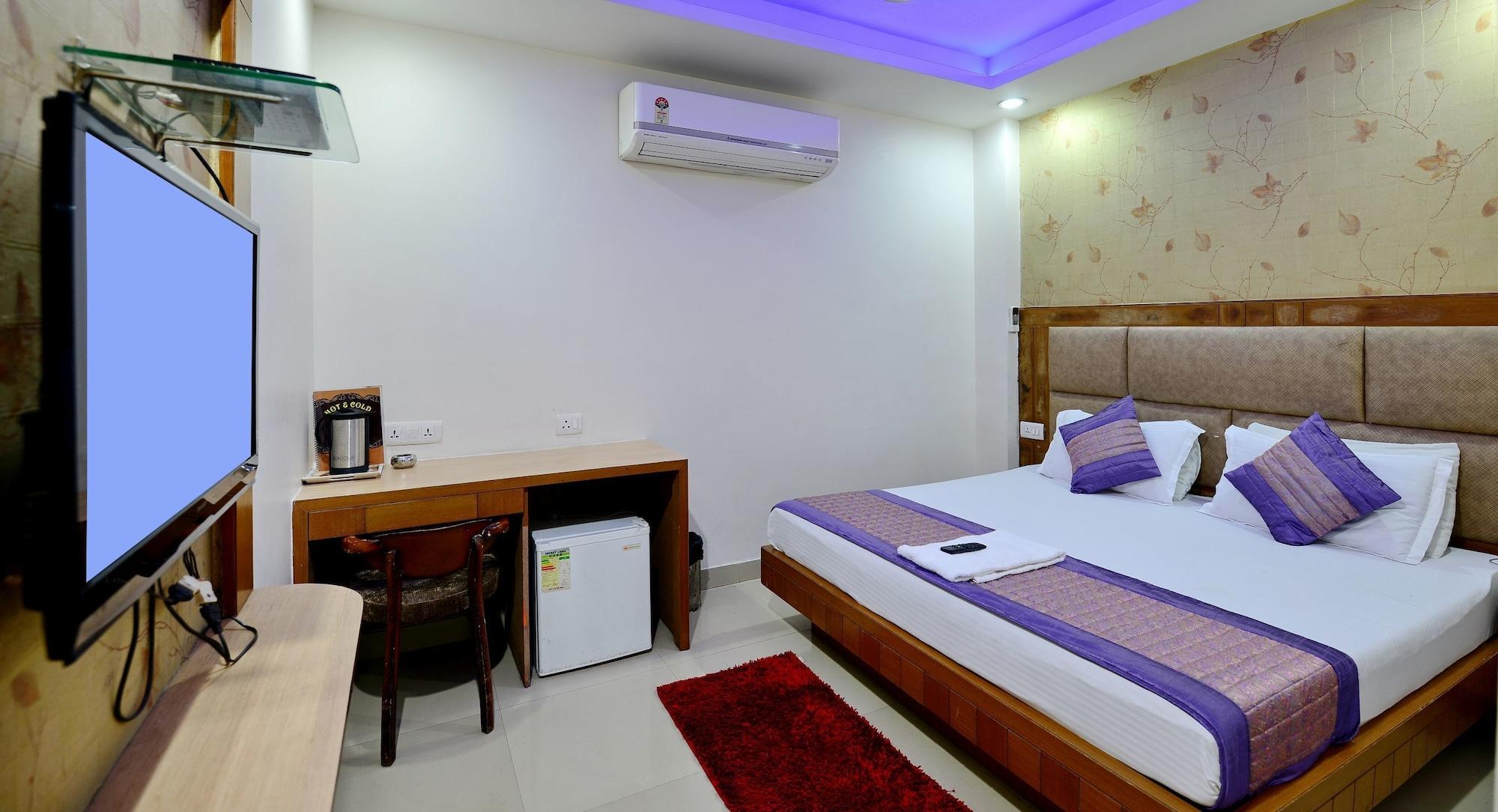 Hotel Emporio Near Railway Station