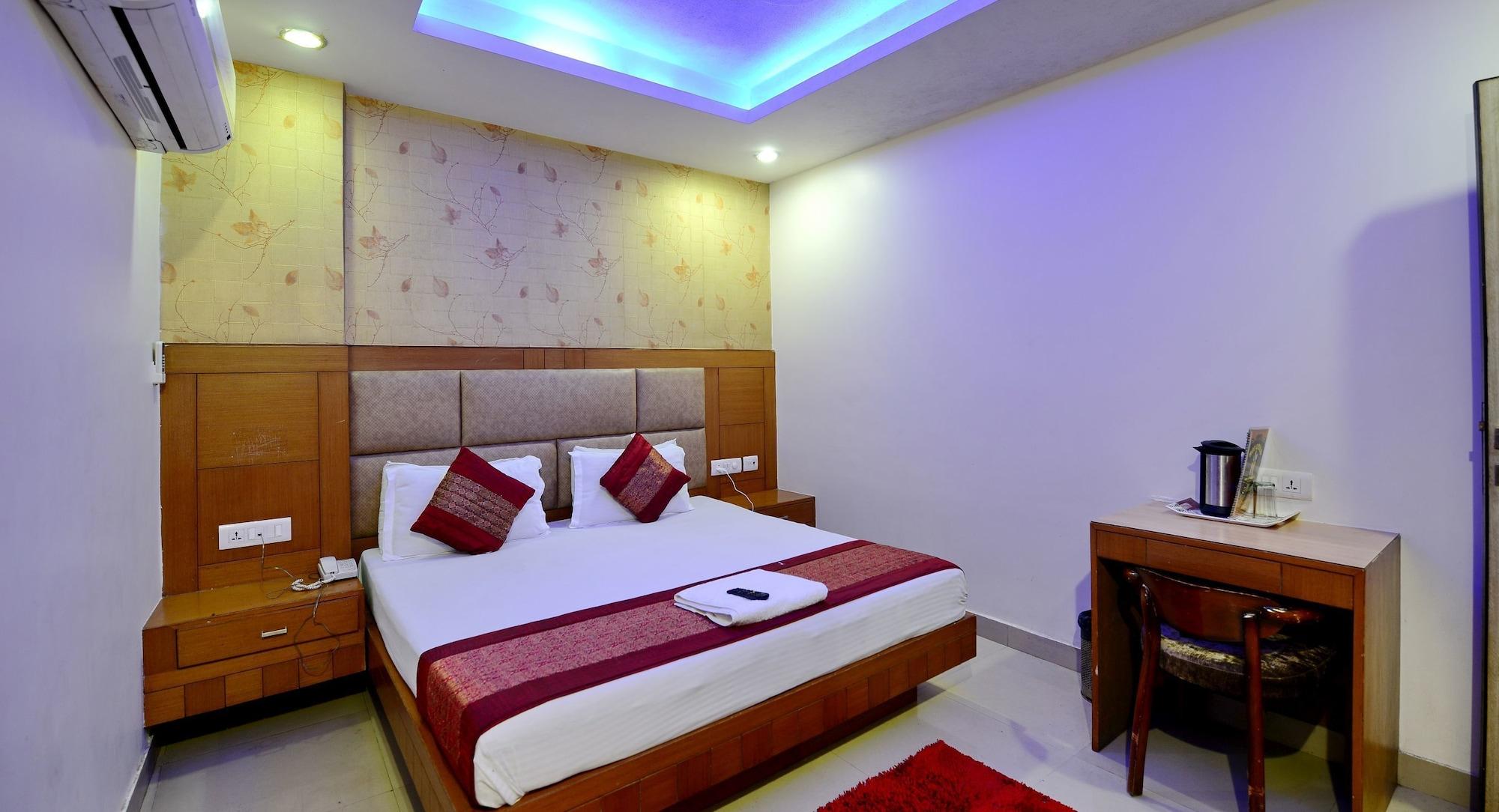 Hotel Emporio Near Railway Station 3*