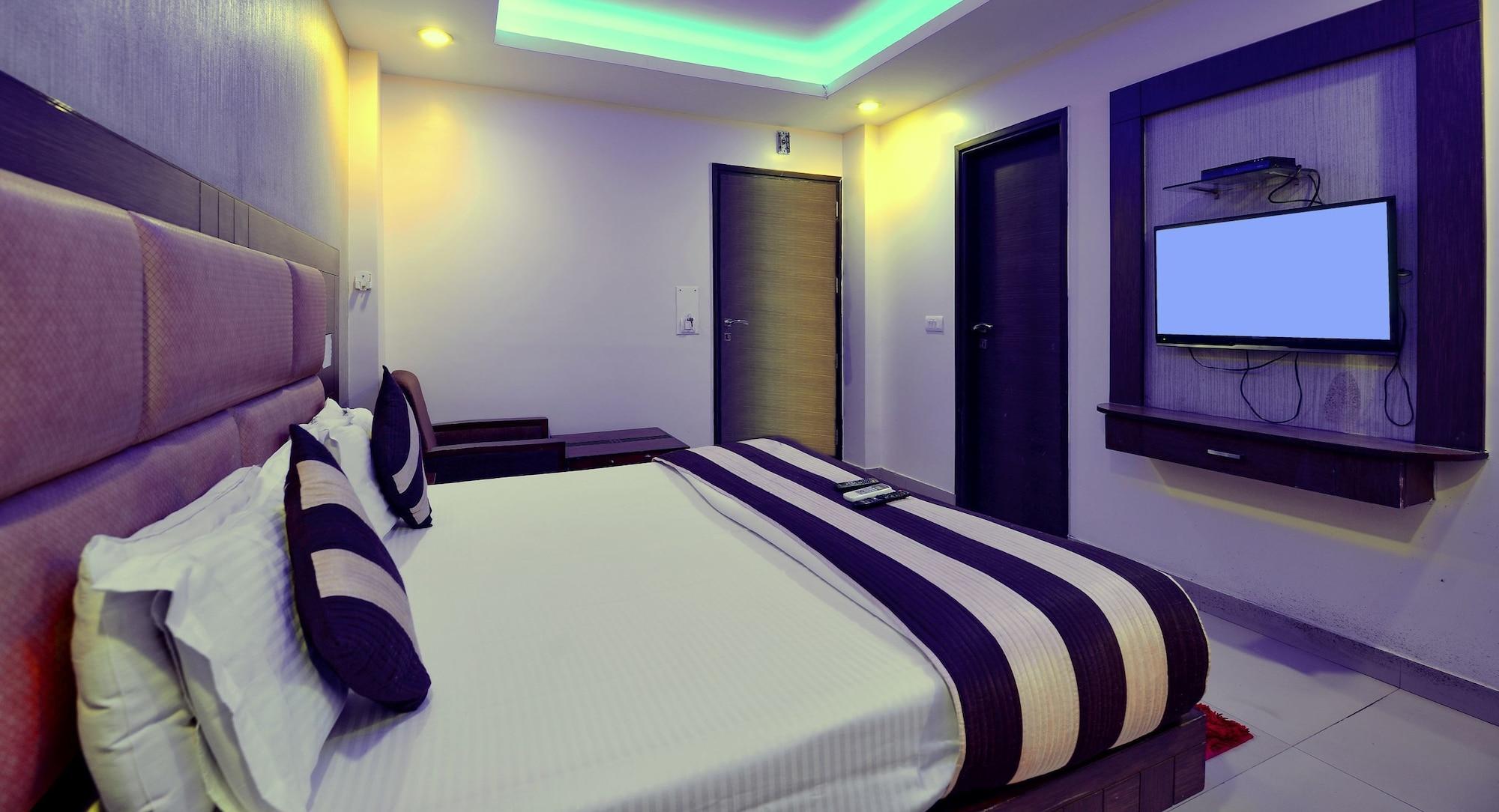 Emporio Near Railway Station Hotel 3*