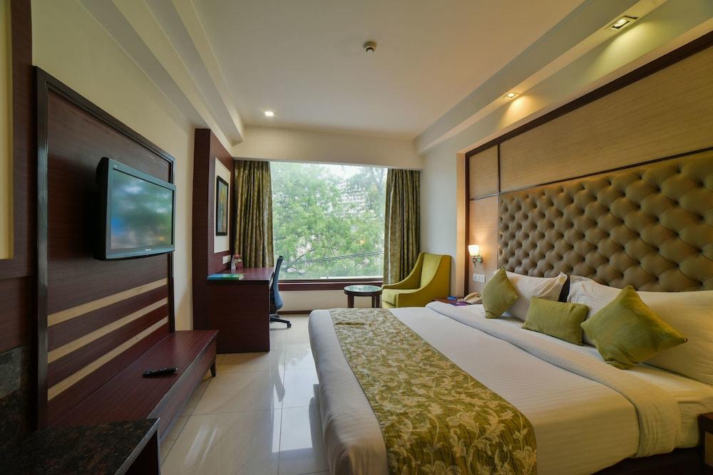Hotel Mint Oodles 2 Mins To Nehru Enclave Metro