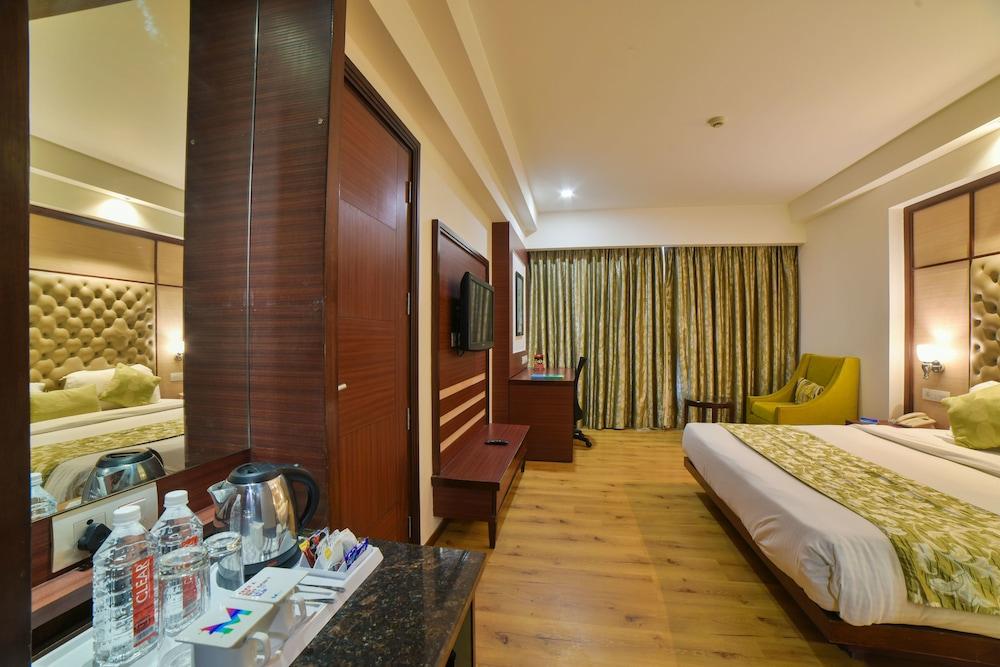 Mint Oodles 2 Mins To Nehru Enclave Metro Hotel