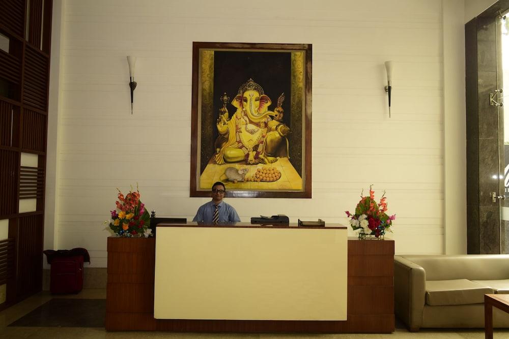 Mint Oodles 2 Mins To Nehru Enclave Metro Hotel 3*