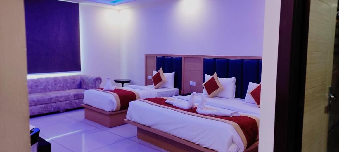 Del Near Igi Airport 3*