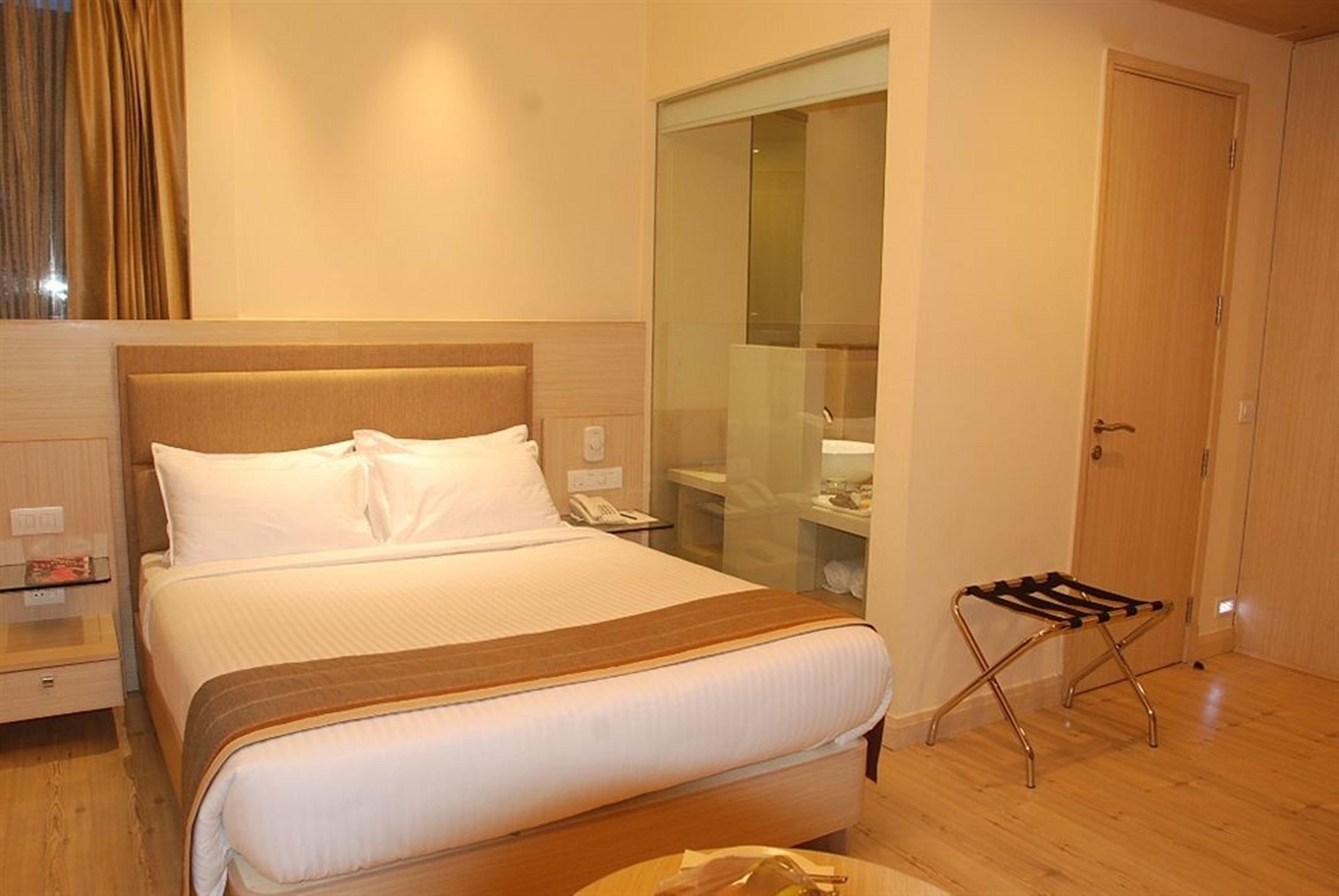 Sarovar Portico Naraina, Hotel