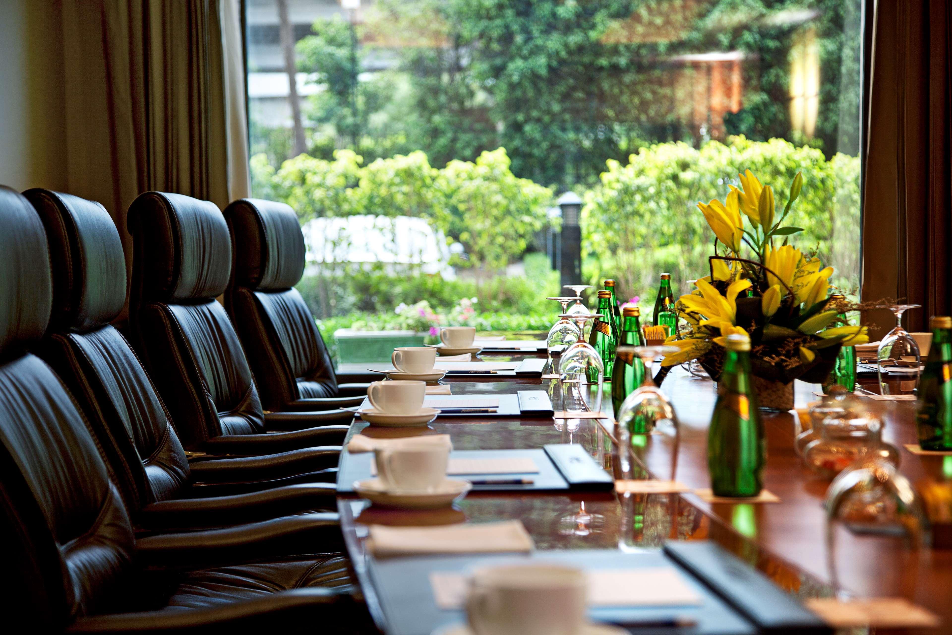 Radisson Blu Plaza Delhi Airport 5*