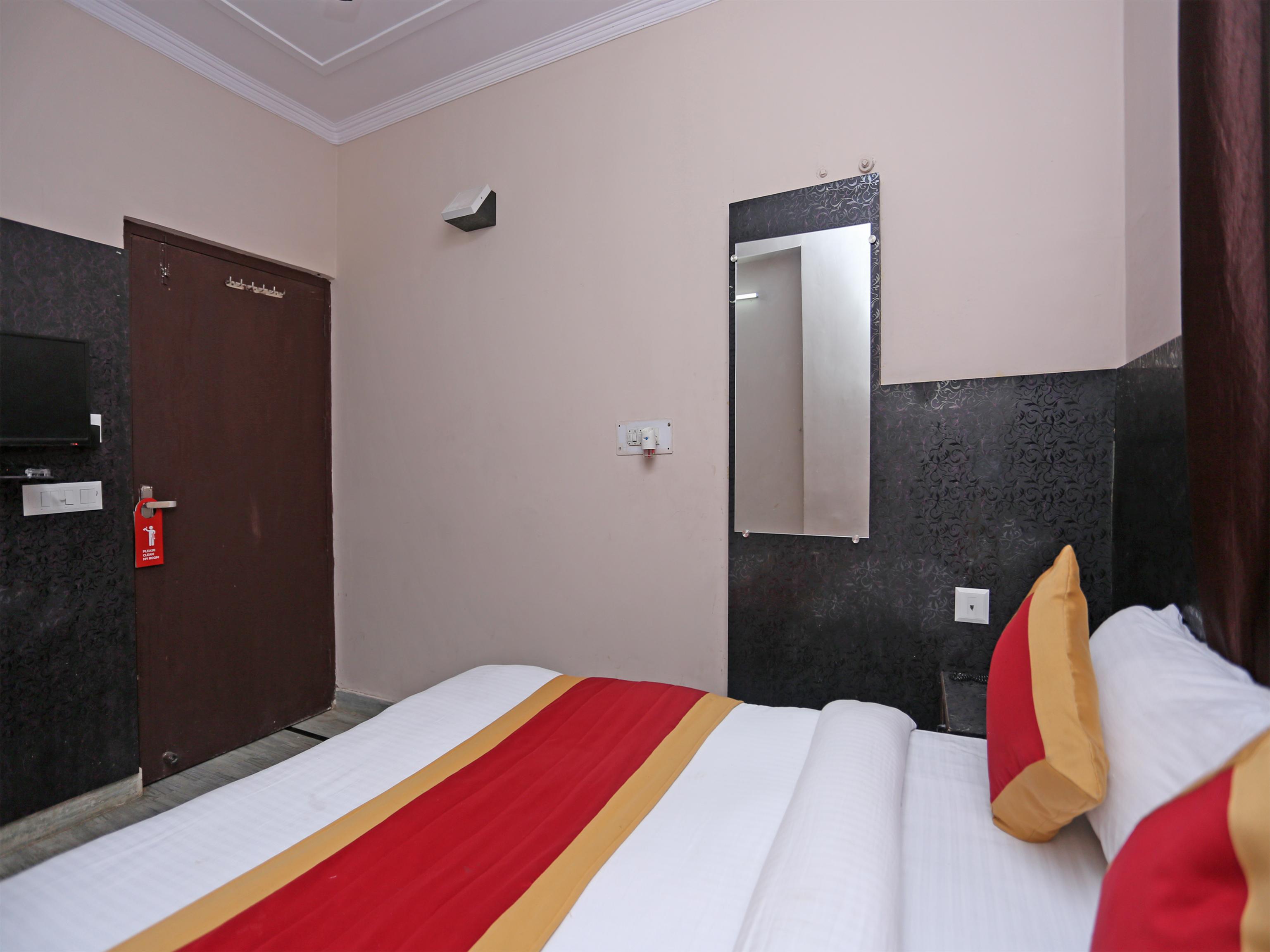 Oyo 11972 Nirvana Residency Hotel 2*