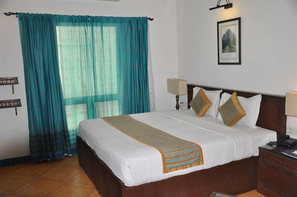 Home@f37 Kailash Colony Metro Hotel