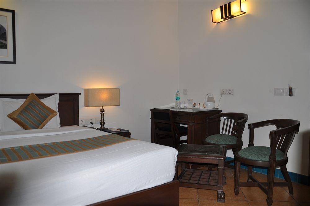 Home@f37 Kailash Colony Metro 3*