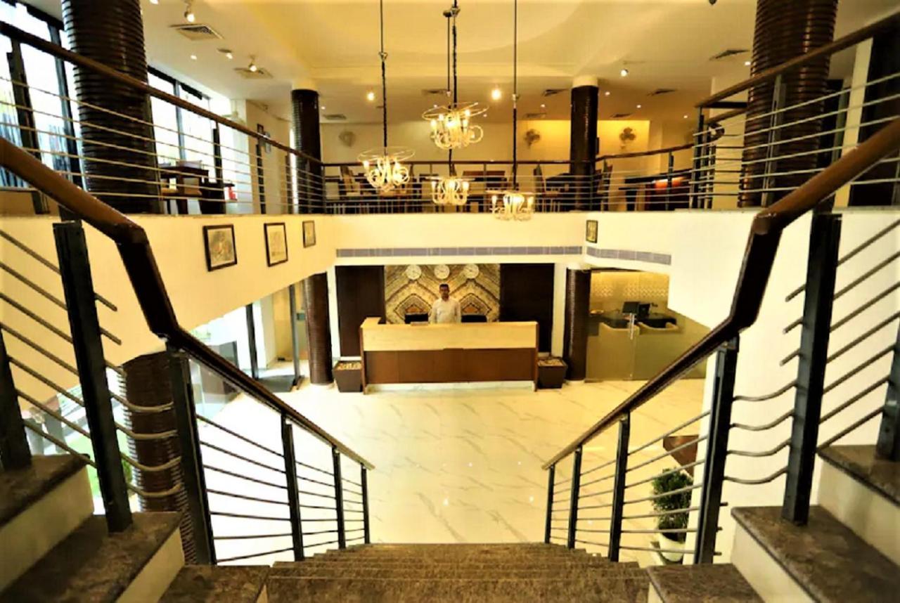 Arch International 4*