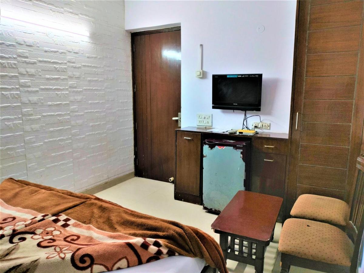 White Palace,nizamuddin Railway Station Guest house
