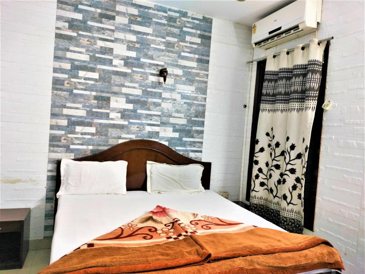 White Palace,nizamuddin Railway Station * Nova Deli