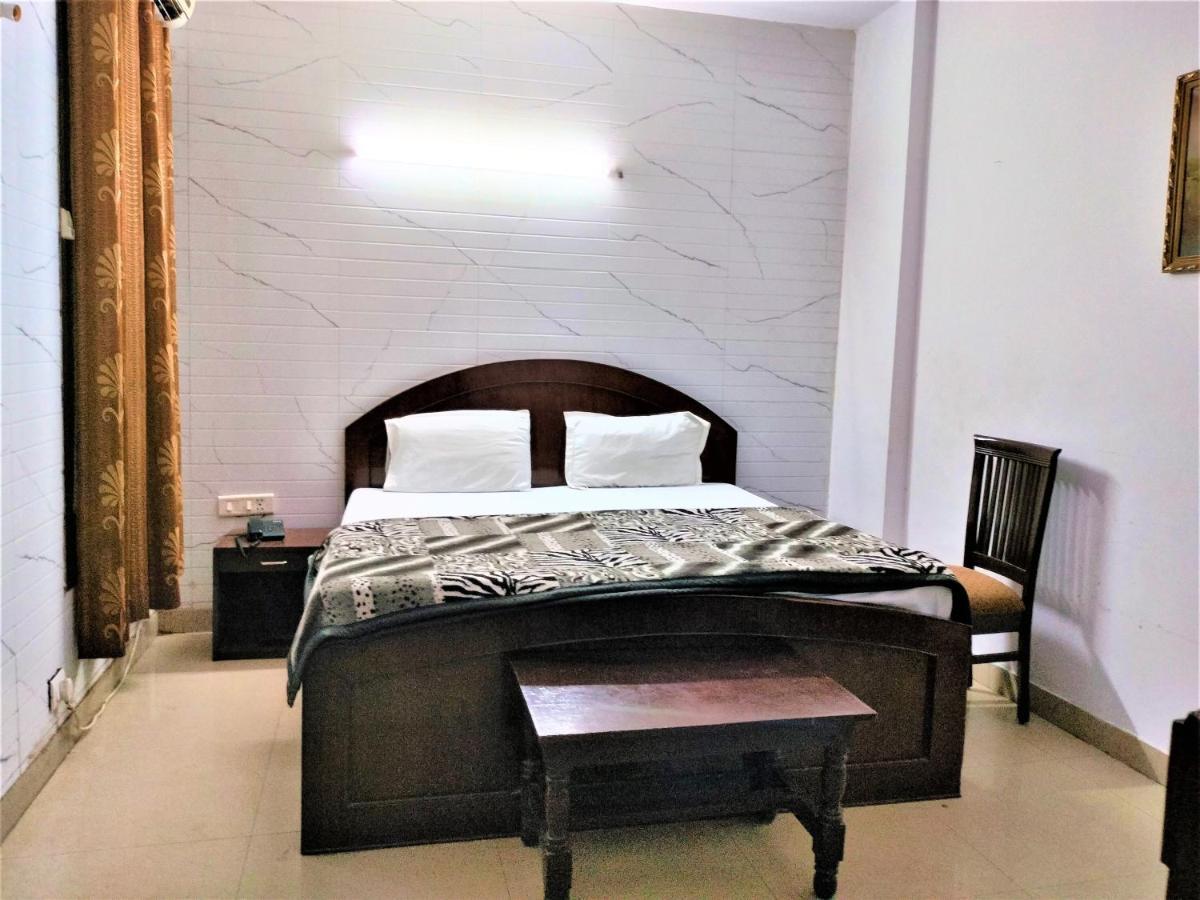 White Palace,nizamuddin Railway Station Guest house *