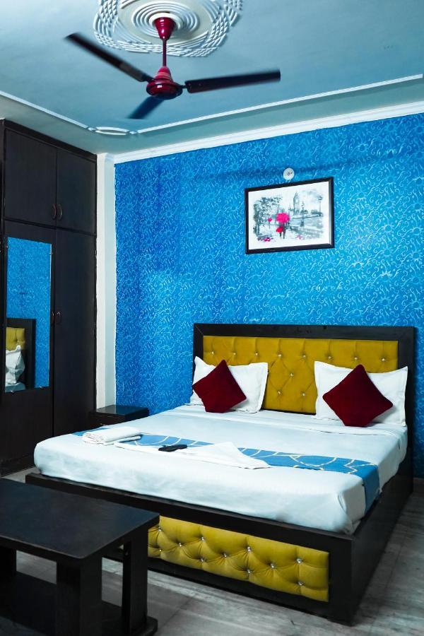 Royal Dwarka - Near Aakash Hospital 3*