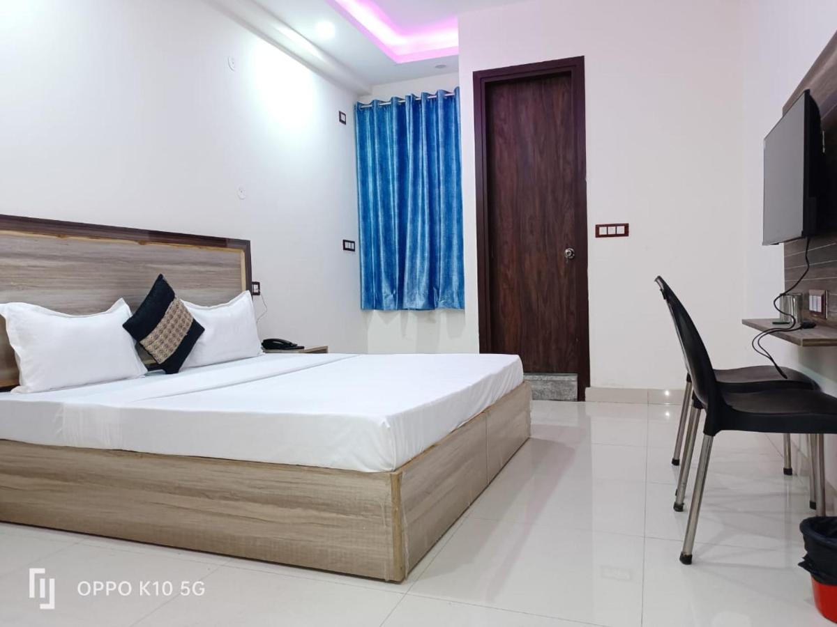 Hotel Red Velvet Suites Delhi Airport Bed & Breakfast 3*