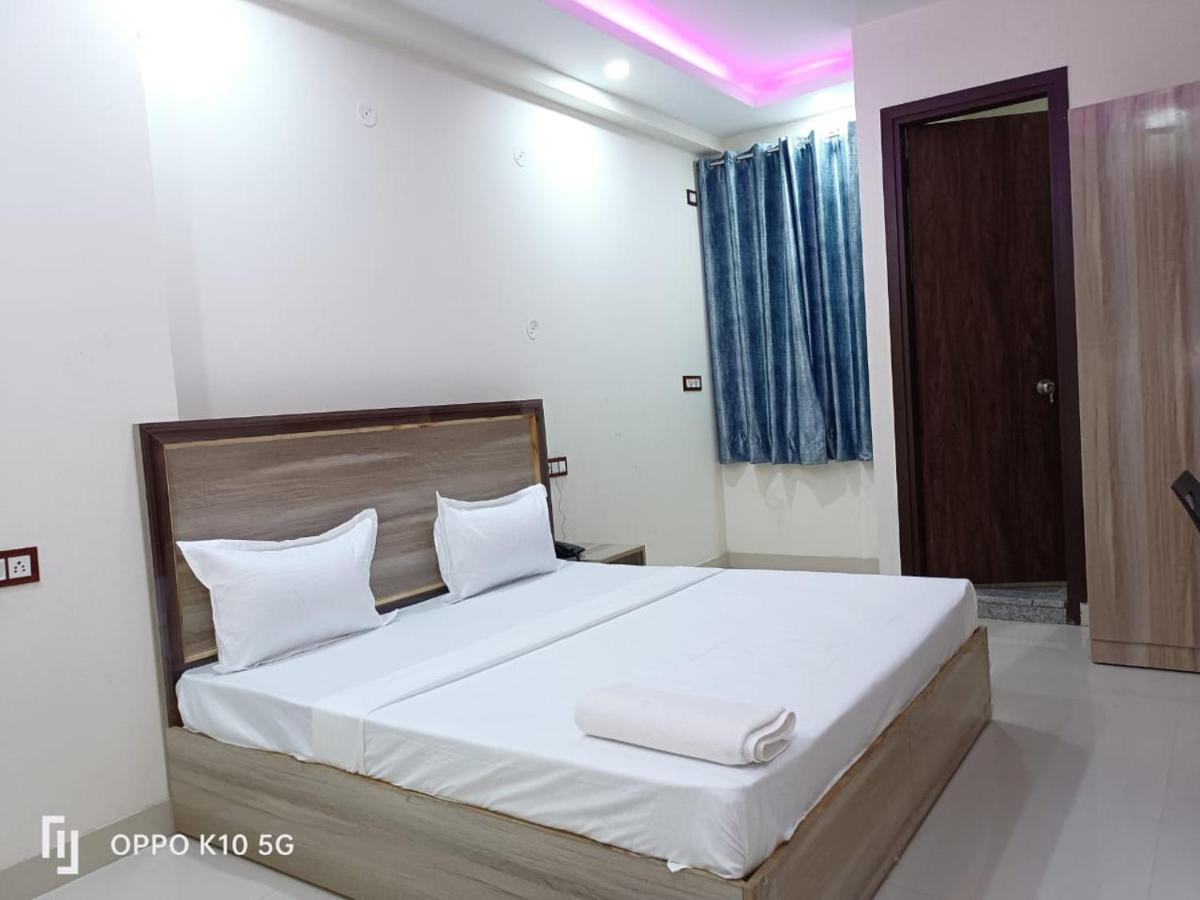 Bed & Breakfast Hotel Red Velvet Suites Delhi Airport