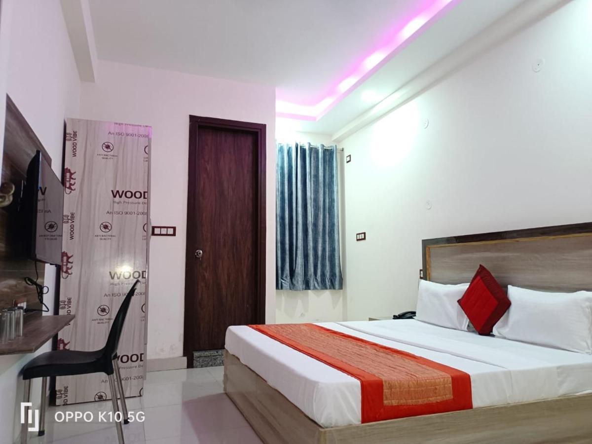 Bed & Breakfast Hotel Red Velvet Suites Delhi Airport