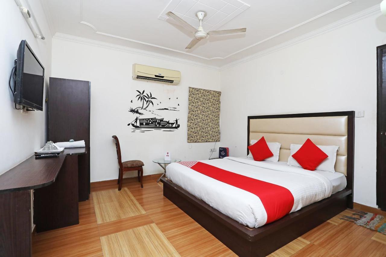 Hotel Oyo South Plaza Near Lotus Temple 3*
