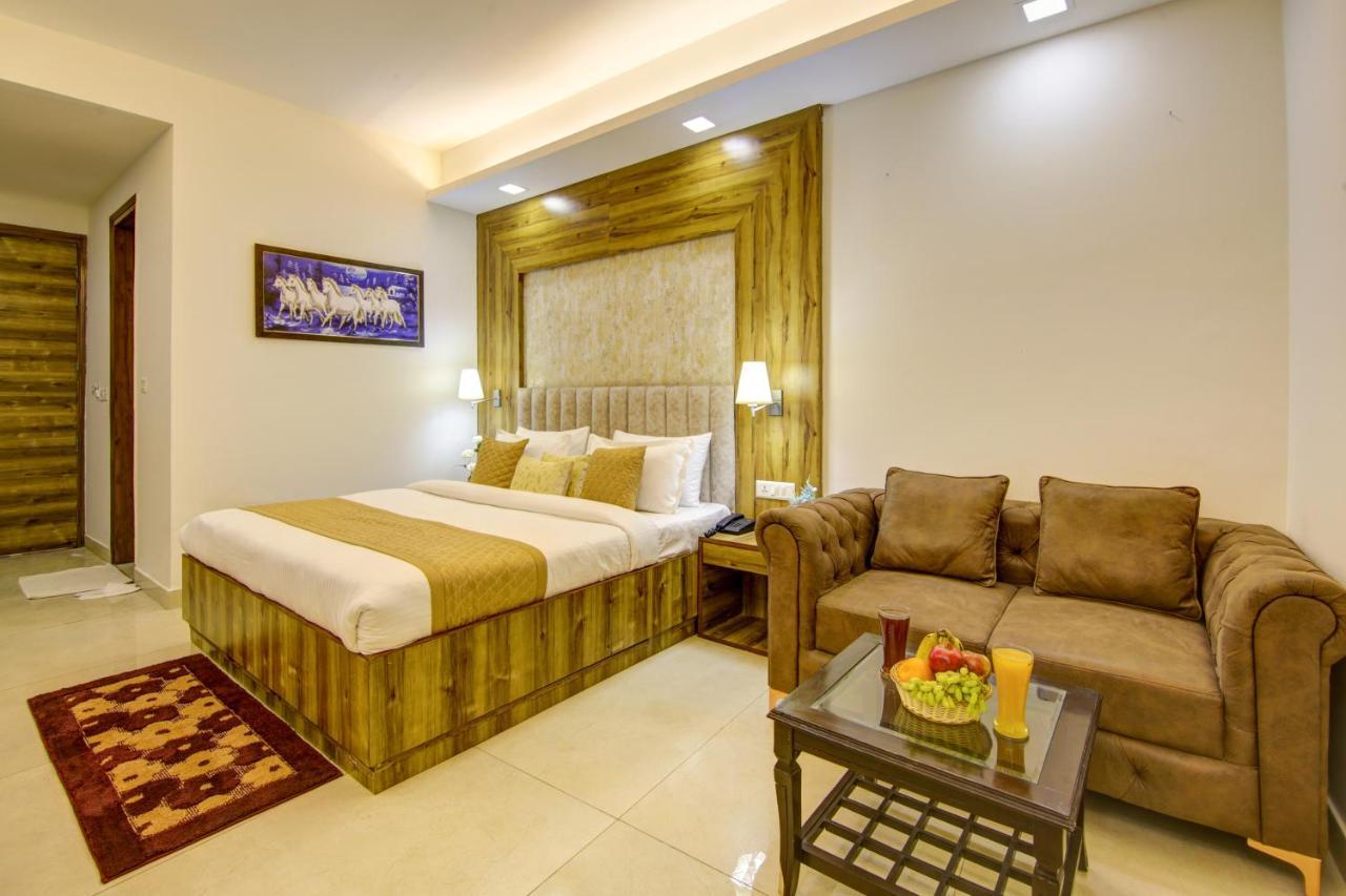 Park Tree Near Delhi Airport Hotel 4*