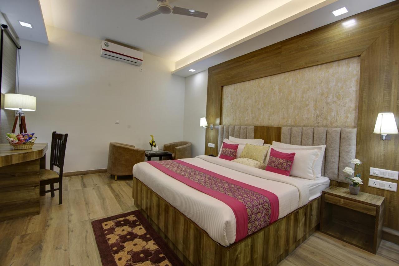 Park Tree Near Delhi Airport Hotel 4*