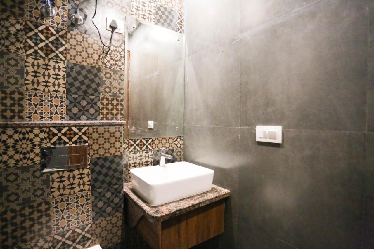 Hotel Swan Near Delhi Airport