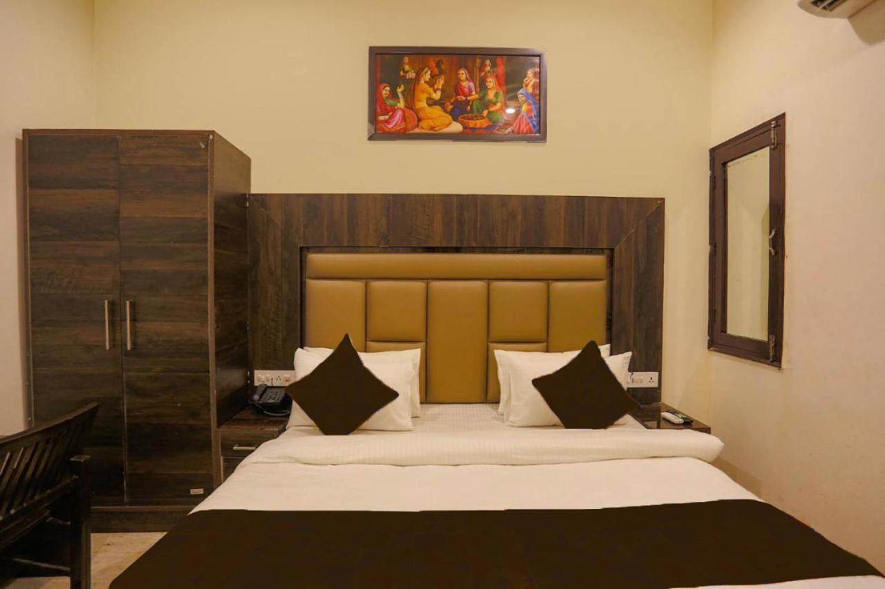 Hotel Swan Near Delhi Airport 3*