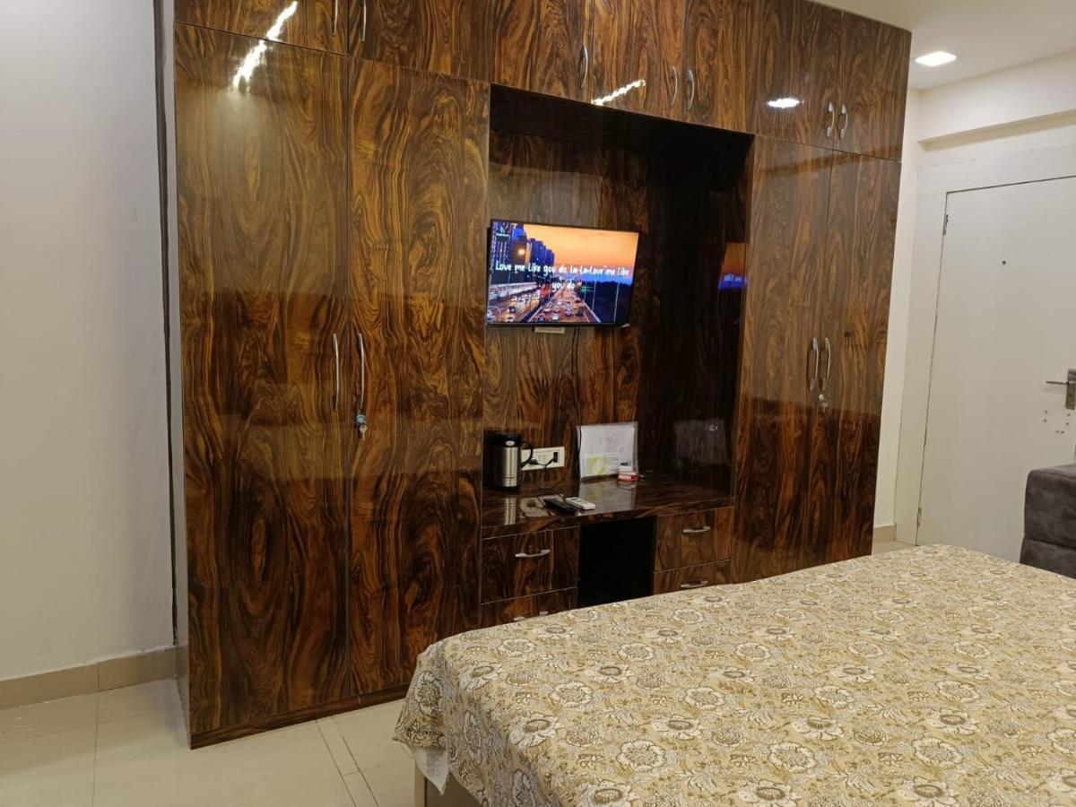 Moti Nagar, Dlf Capital Greens Homestay *