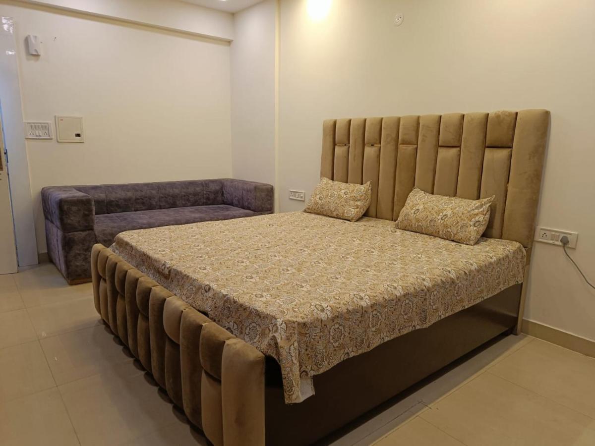 Moti Nagar, Dlf Capital Greens Homestay