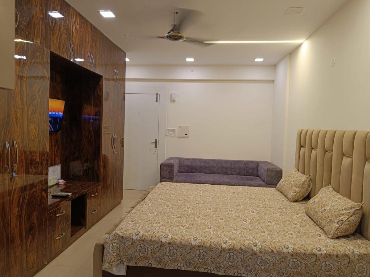 Moti Nagar, Dlf Capital Greens Homestay