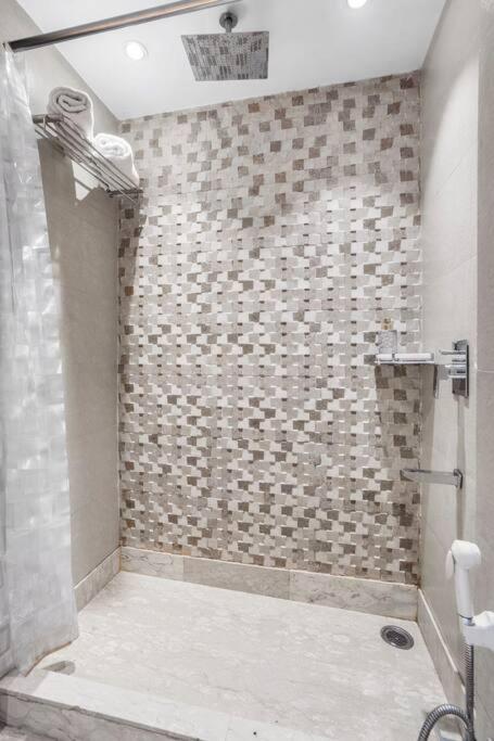 Homlee-pentagon 3 Bhk Luxurious-lift-parking-saket Apartment New Delhi