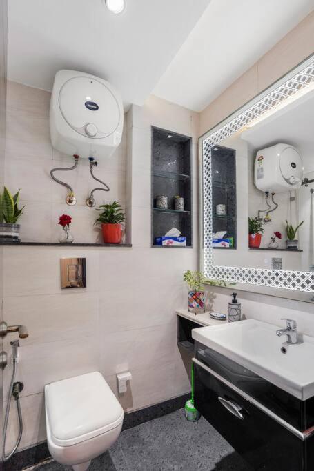 Homlee-pentagon 3 Bhk Luxurious-lift-parking-saket Apartment New Delhi