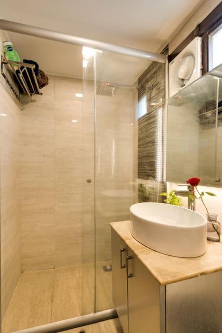 Jacuzzi, Stunning1br ,terrace, Location Holiday home New Delhi