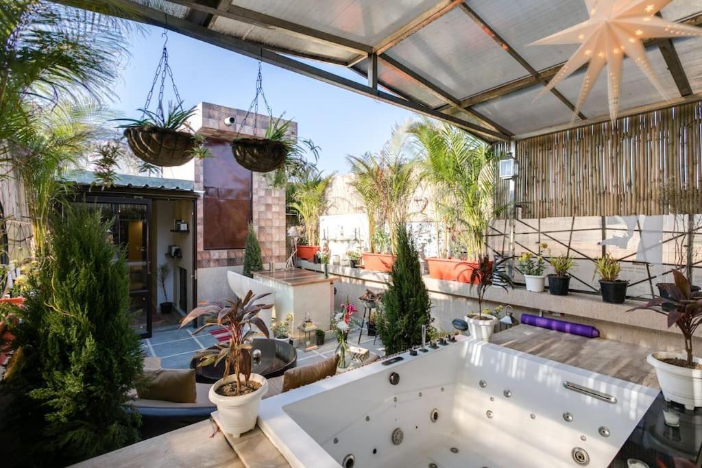 Holiday home Jacuzzi, Stunning1br ,terrace, Location New Delhi