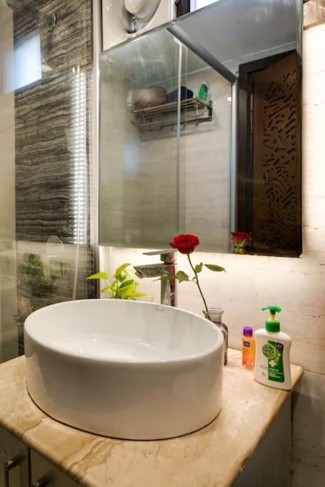 Jacuzzi, Stunning1br ,terrace, Location Holiday home New Delhi