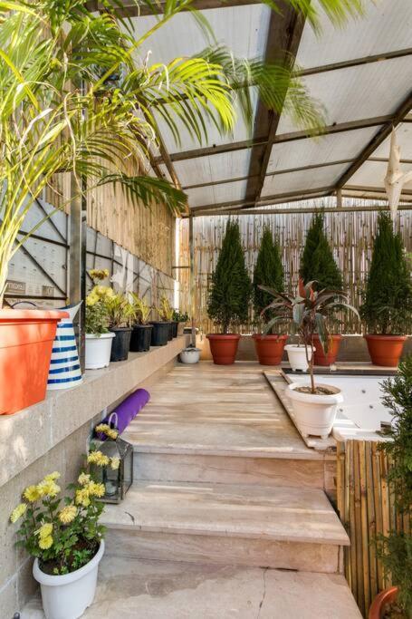 Holiday home Jacuzzi, Stunning1br ,terrace, Location New Delhi